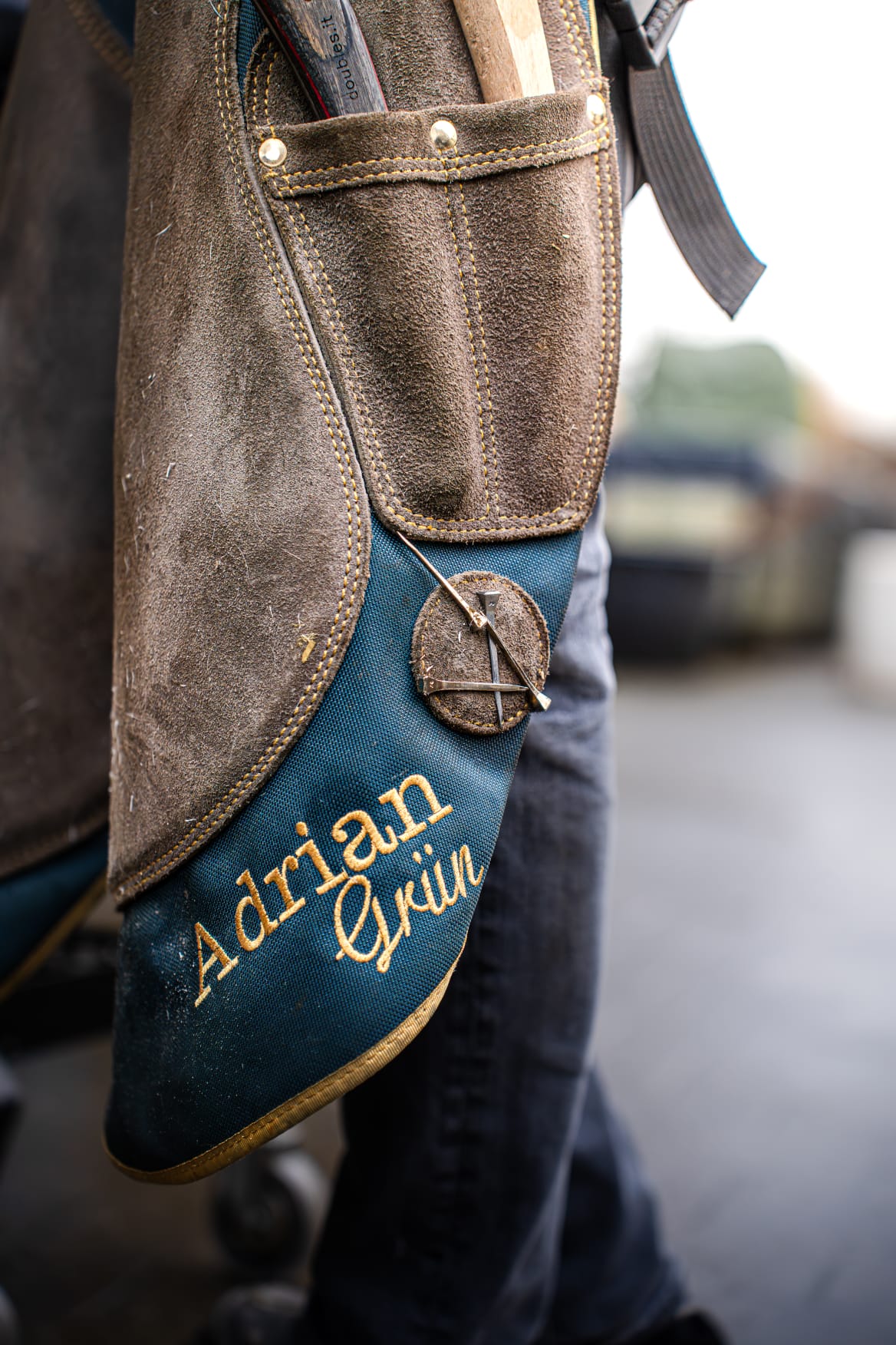 Schürze und Werkzeug des Hufschmieds